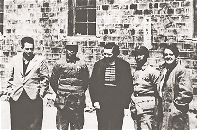 1939年史沫特莱(右一)和陈毅(左二)、粟裕(右二)德国记者希伯(左一)、加拿大护士在云岭合影。
