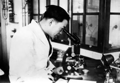 1946年,钱三强在巴黎居里实验室