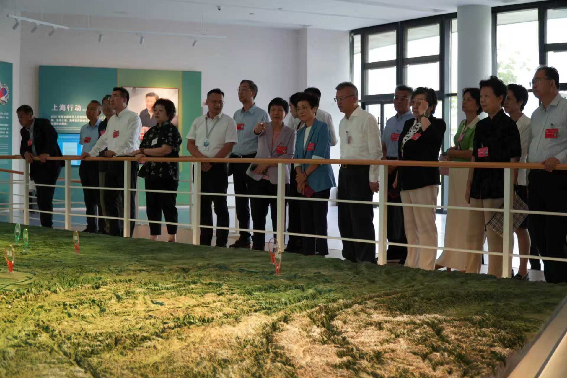 委员们在中华鲟保护基地实地考察