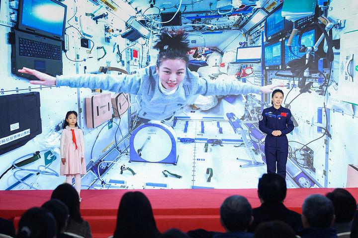 △2024年11月，航天员王亚平与女儿在中国妇女儿童博物馆参加“巾帼科技 创新未来——科技创新巾帼行动主题展”开幕式。