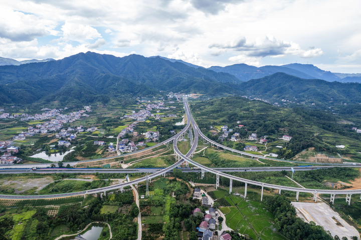 2025年8月19日拍摄的湖南炉慈高速慈利西互通枢纽(无人机照片)。炉慈高速是G59呼和浩特至北海高速公路的一部分,位于常德市石门县及张家界市慈利县境内。这条高速将长江三峡、壶瓶山、张家界等黄金旅游景点串珠成链,构建起湘鄂两省“两小时旅游圈”。新华社记者 陈思汗 摄