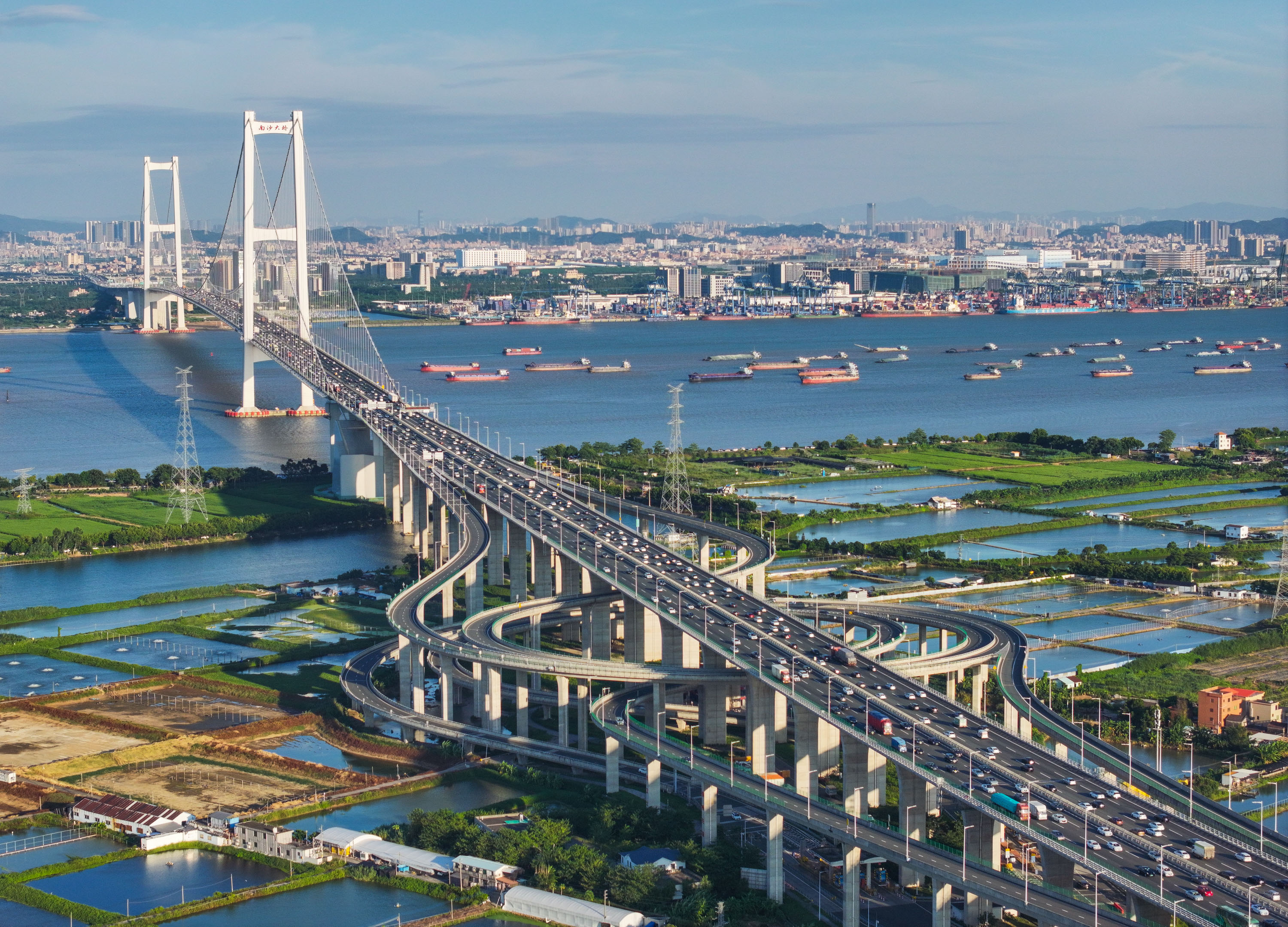 2024年10月2日,广东南沙大桥上的车流和狮子洋水道的船舶来来往往(无人机照片)。新华社记者 刘大伟 摄