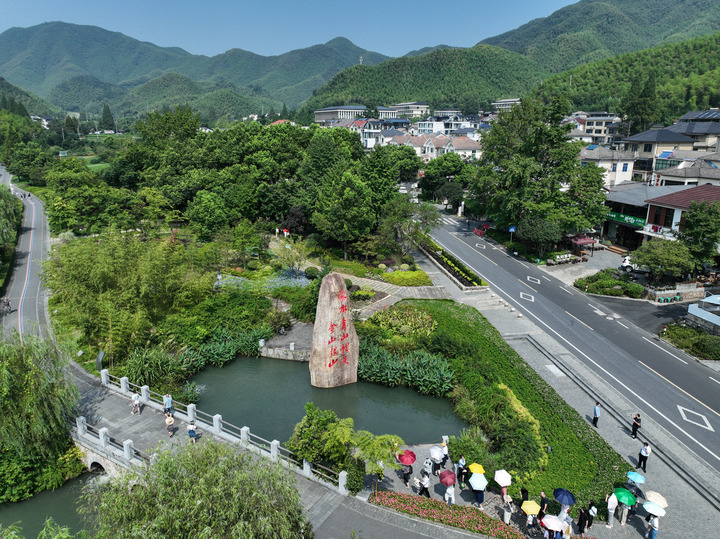 2023年8月11日,游客在浙江安吉余村参观(无人机照片)。新华社记者 翁忻旸 摄