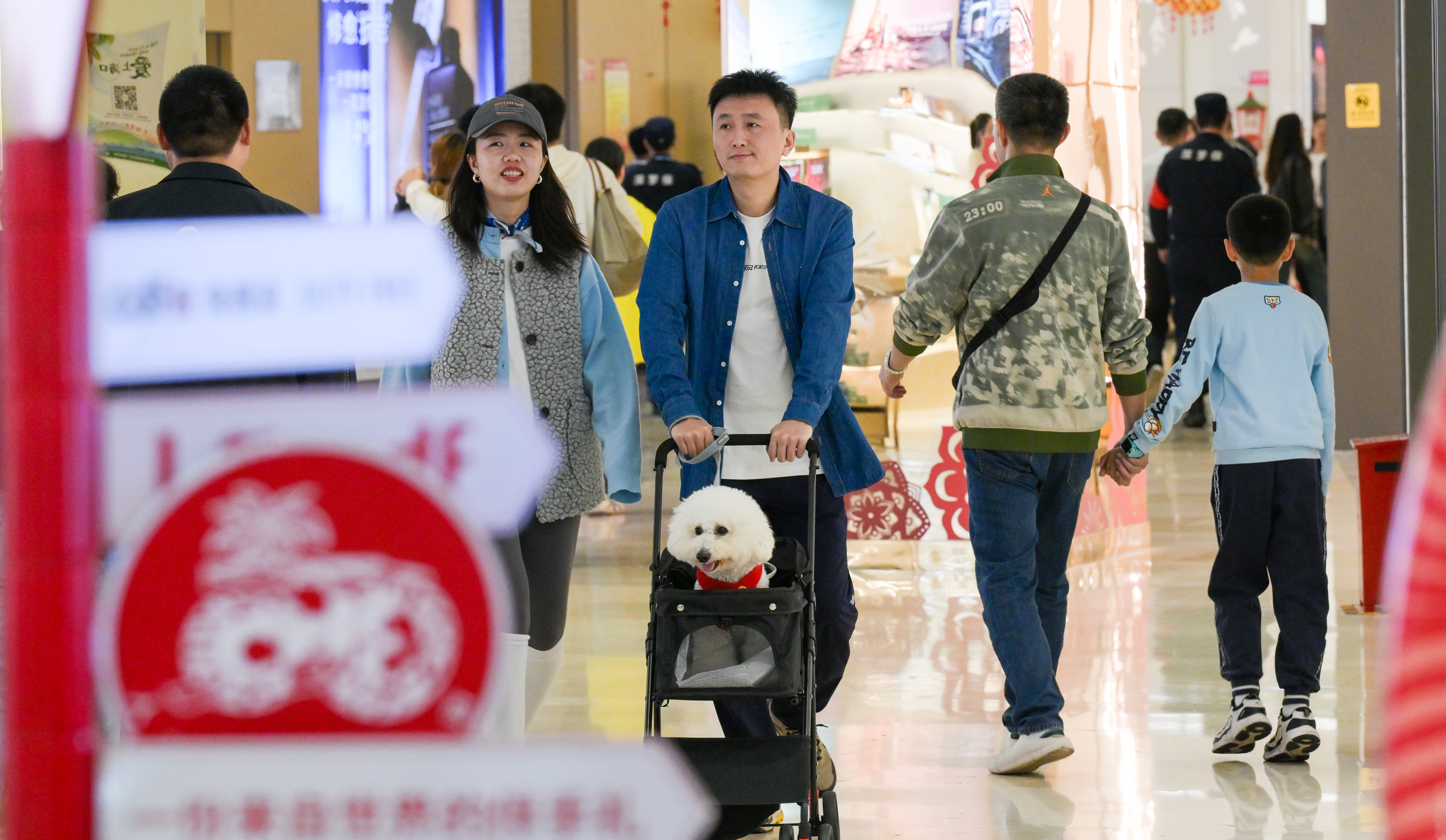 2025年1月30日,游客在中免集团海口日月广场免税店选购免税商品。新华社记者 杨冠宇 摄