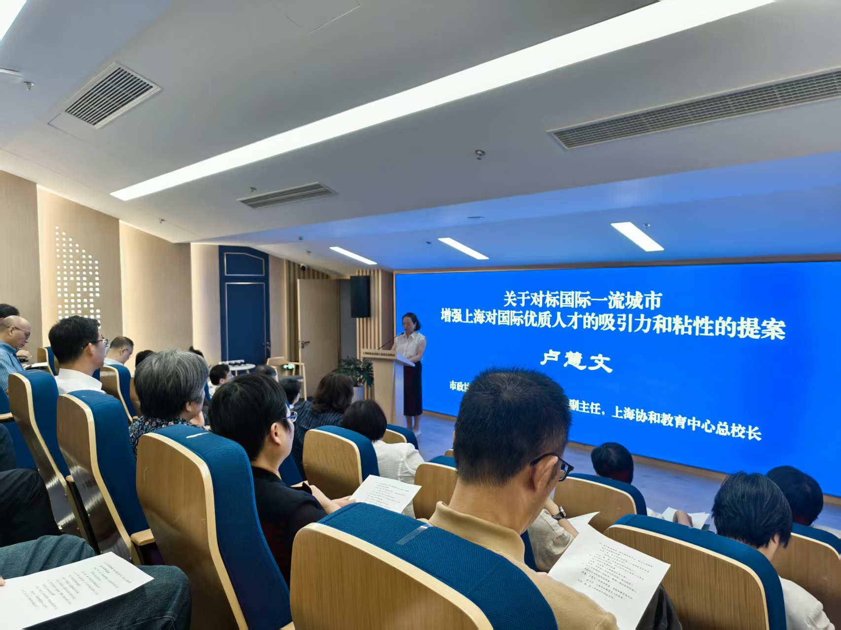 卢慧文在市政协优秀提案分享会上讲述提案背后的故事(刘子烨 摄)