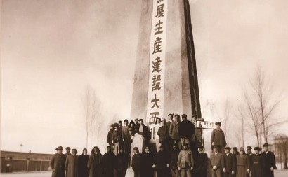 1951年9月,益华钢铁厂员工在进疆途中留影。资料照片