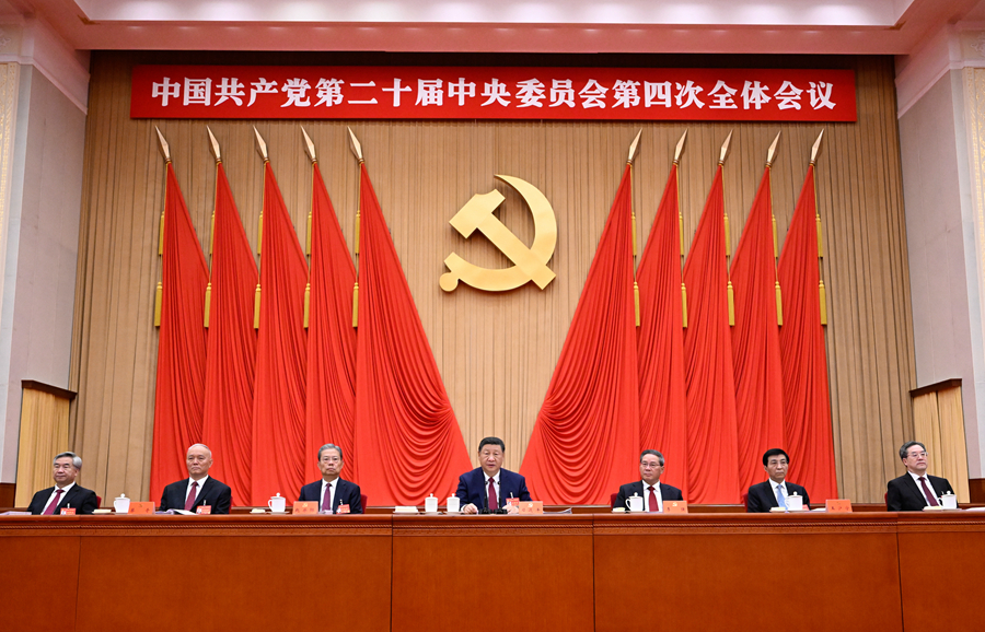 中国共产党第二十届中央委员会第四次全体会议，于2025年10月20日至23日在北京举行。这是习近平、李强、赵乐际、王沪宁、蔡奇、丁薛祥、李希等在主席台上。新华社记者 申宏 摄