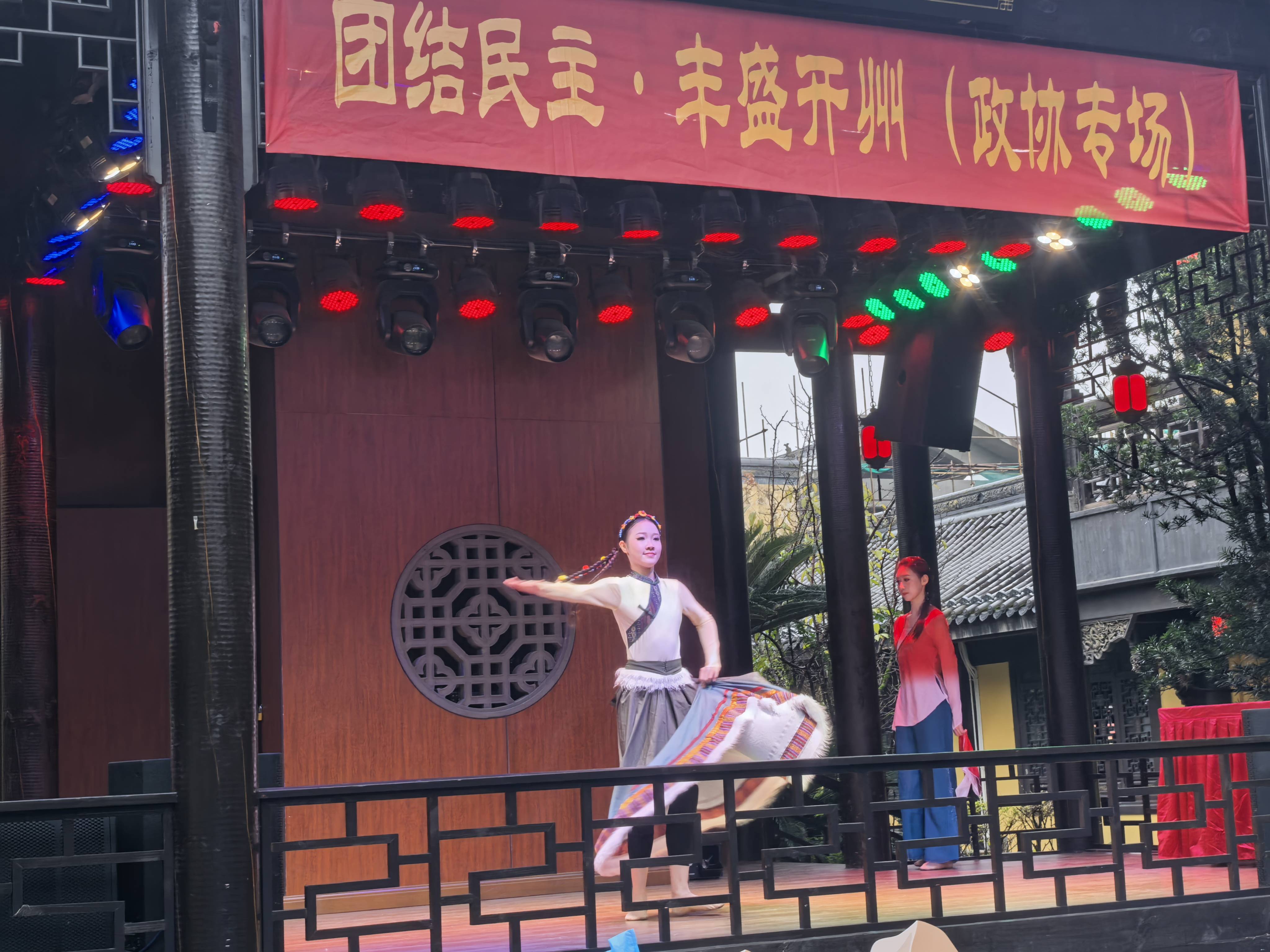 ▲王福容委员指导编排的 独舞串烧《霓裳三色》