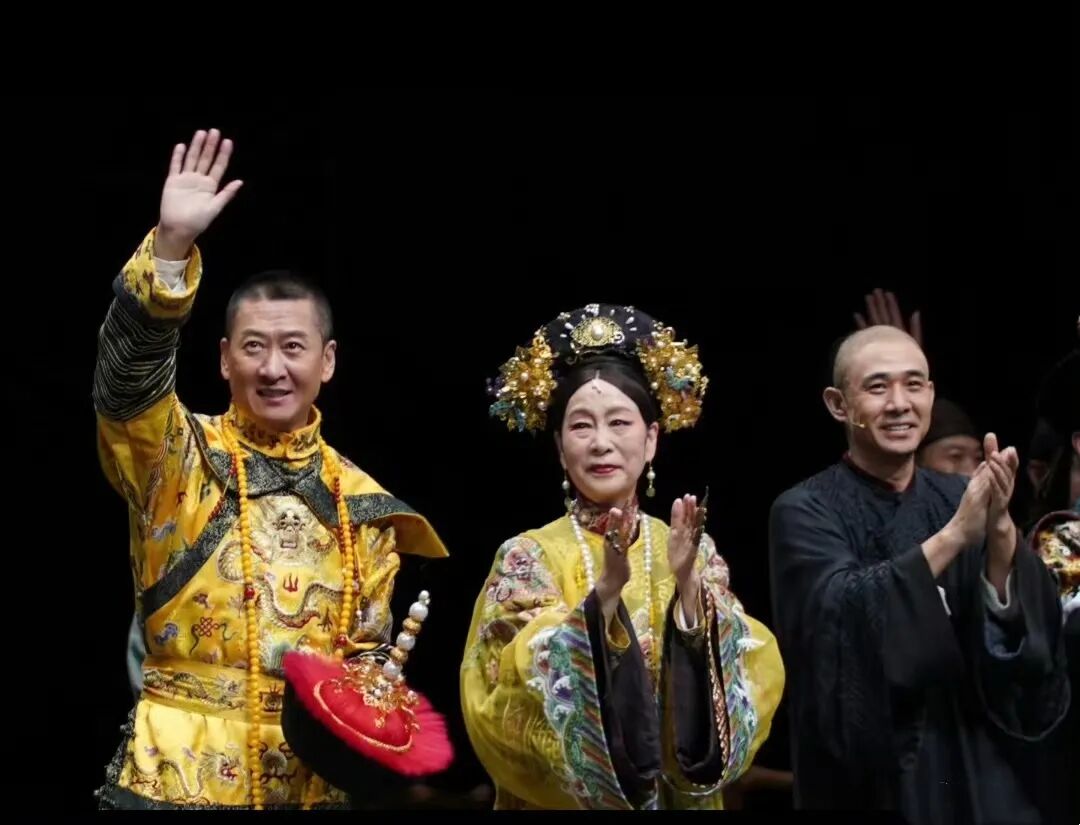 奚美娟与剧中光绪皇帝扮演者周杰(左)、谭嗣同扮演者贾一平(右)的谢幕合影<BR/>