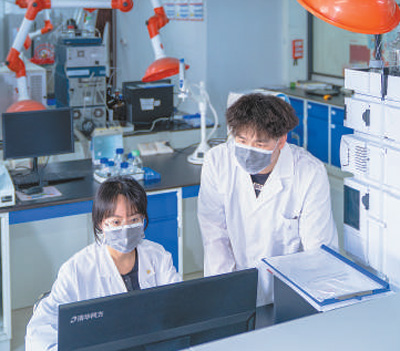 位于普陀区的上海化工研究院,工作人员在工作。(图为普陀区融媒体中心提供)