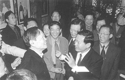 杨振宁与本文作者（右二）交谈