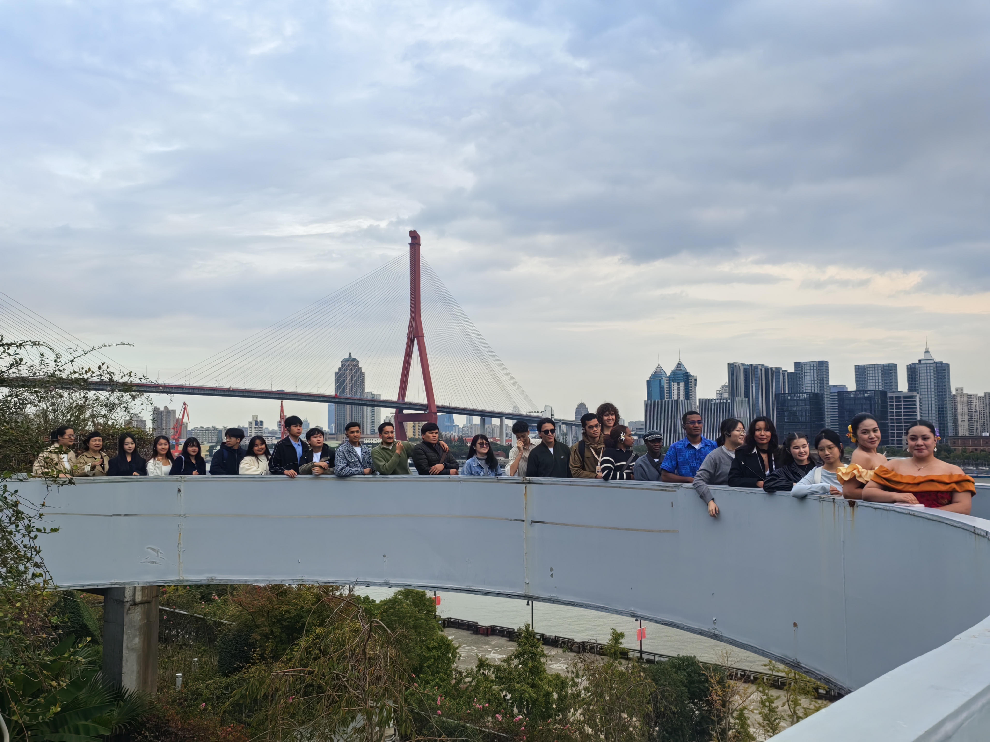 在杨浦滨江参观