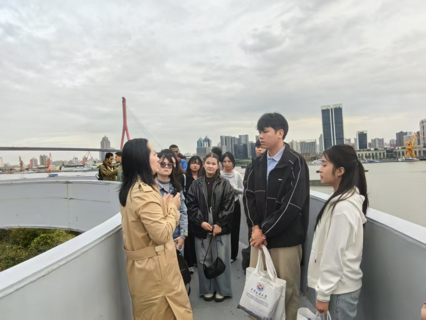 与市政协委员互动交流