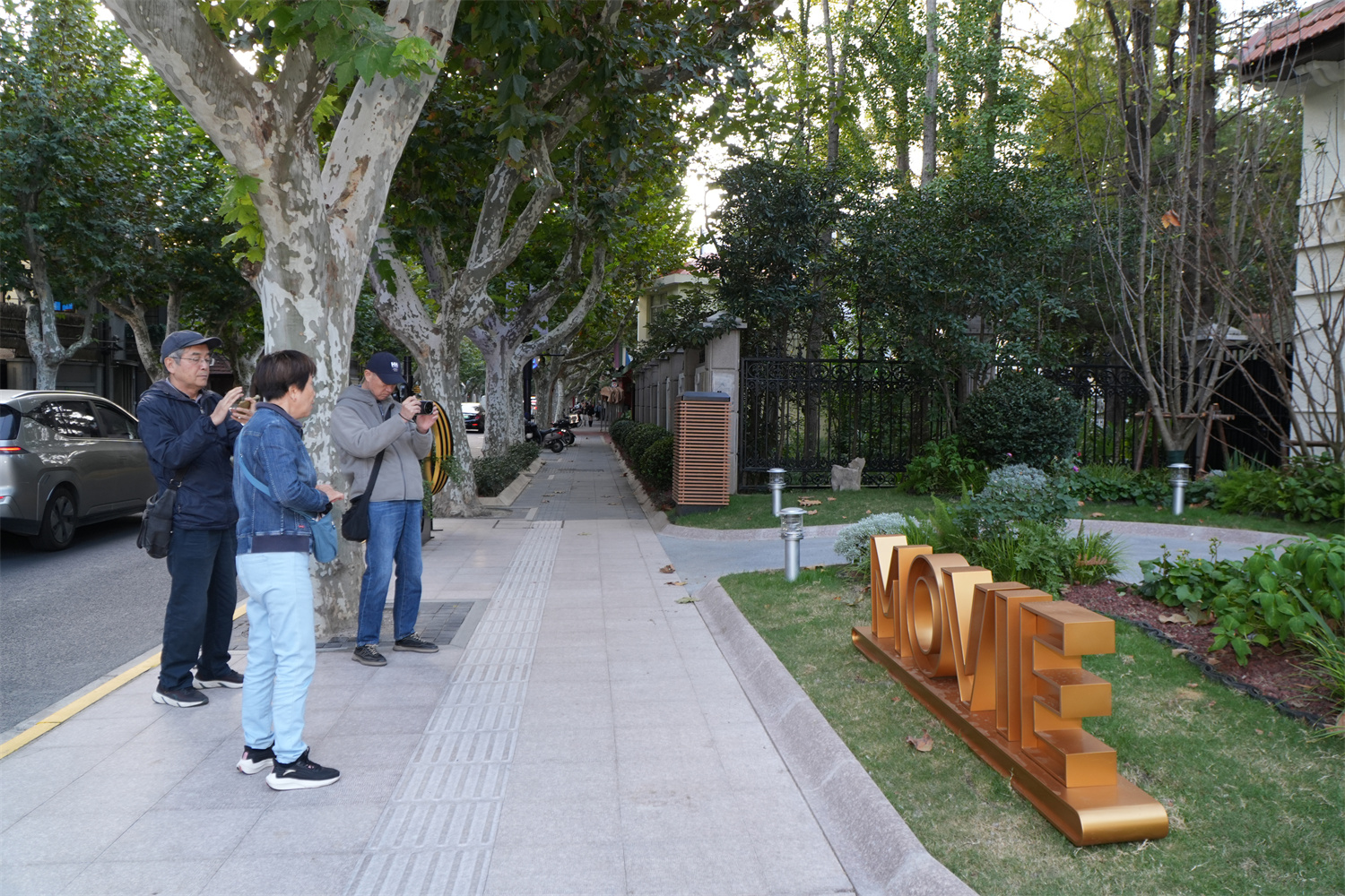 市民、游客在徐汇区武安电影街区打卡拍照