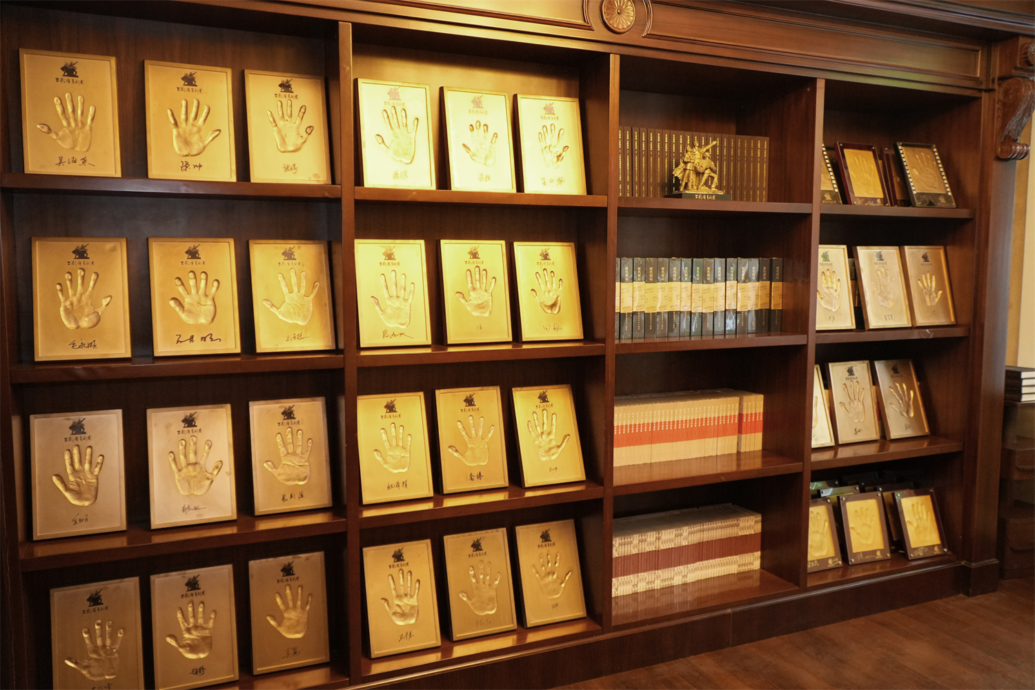 剧团收集的上海电影艺术家手印