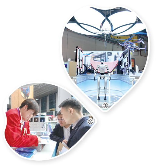 图①:技术装备展区展出的人形机器人。<BR/>本报记者 吴 凯摄<BR/>图②:志愿者(左)为参展人员提供咨询服务。<BR/>本报记者 吴 凯摄