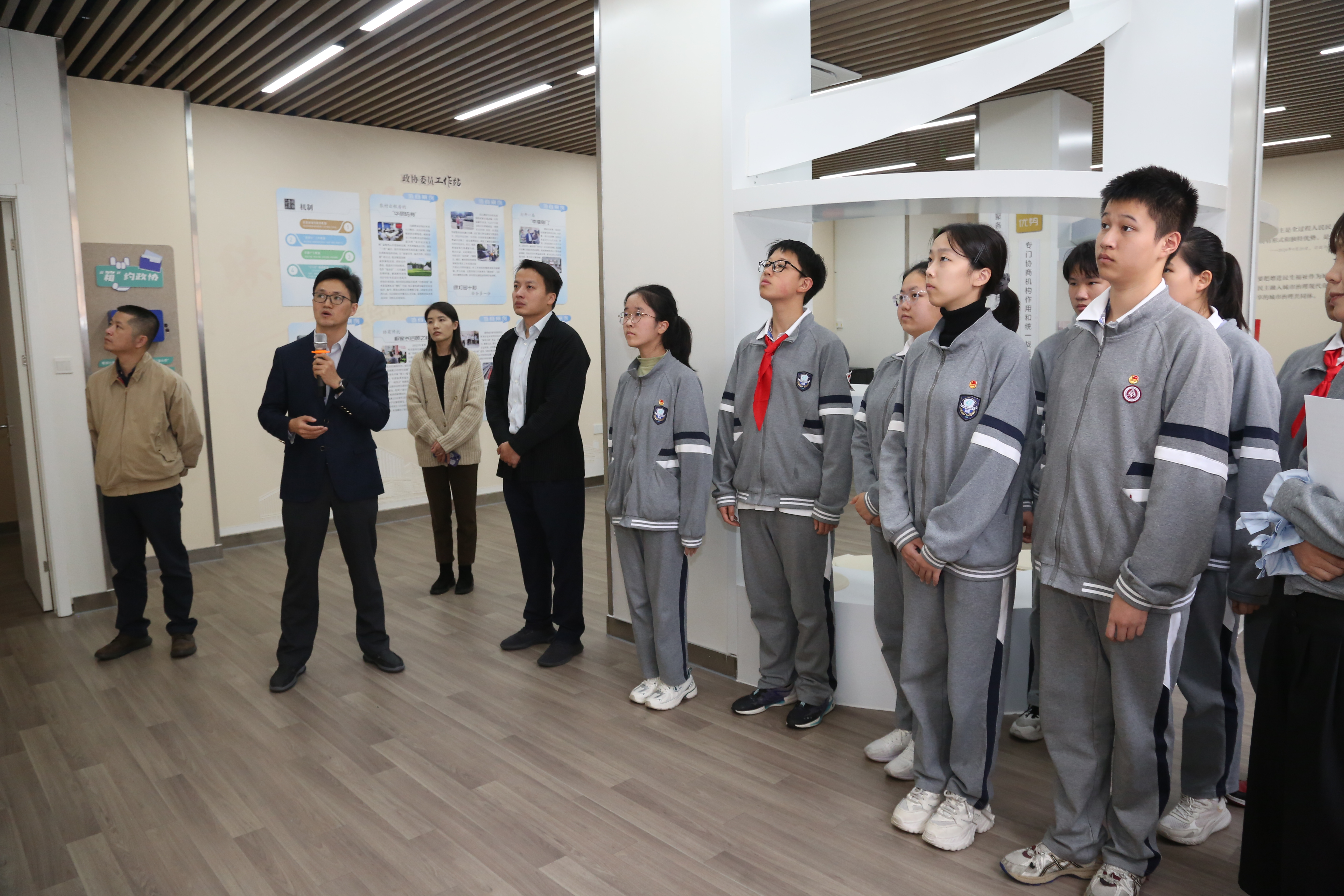 青少年聆听讲解