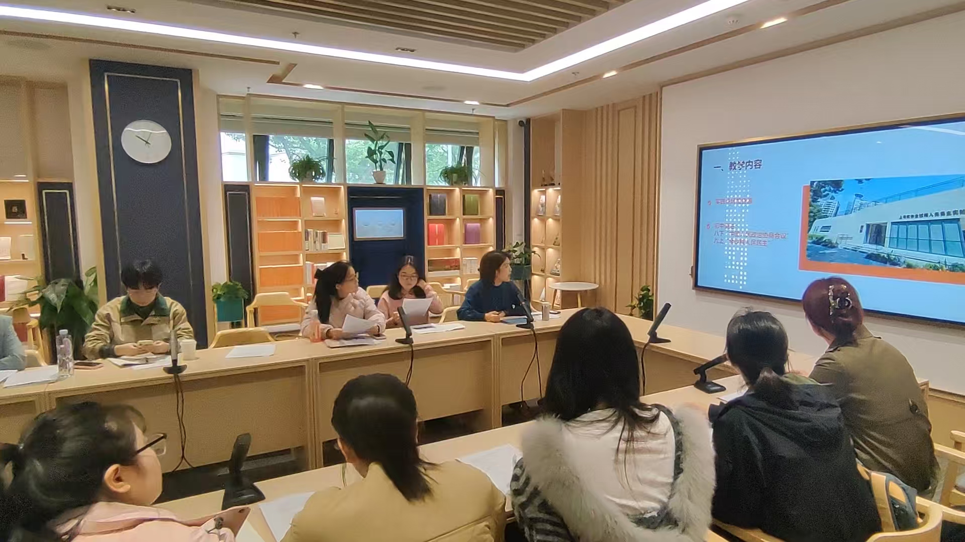 长宁区初中思政教师在实践点开展集体备课