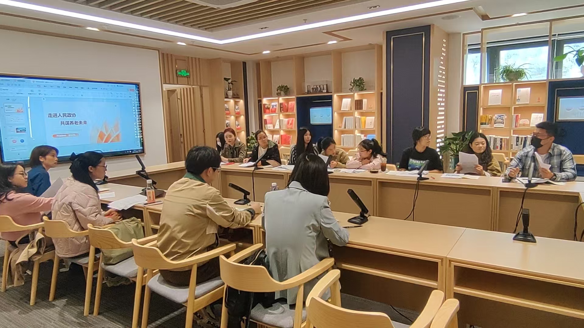 长宁区初中思政教师在实践点开展集体备课