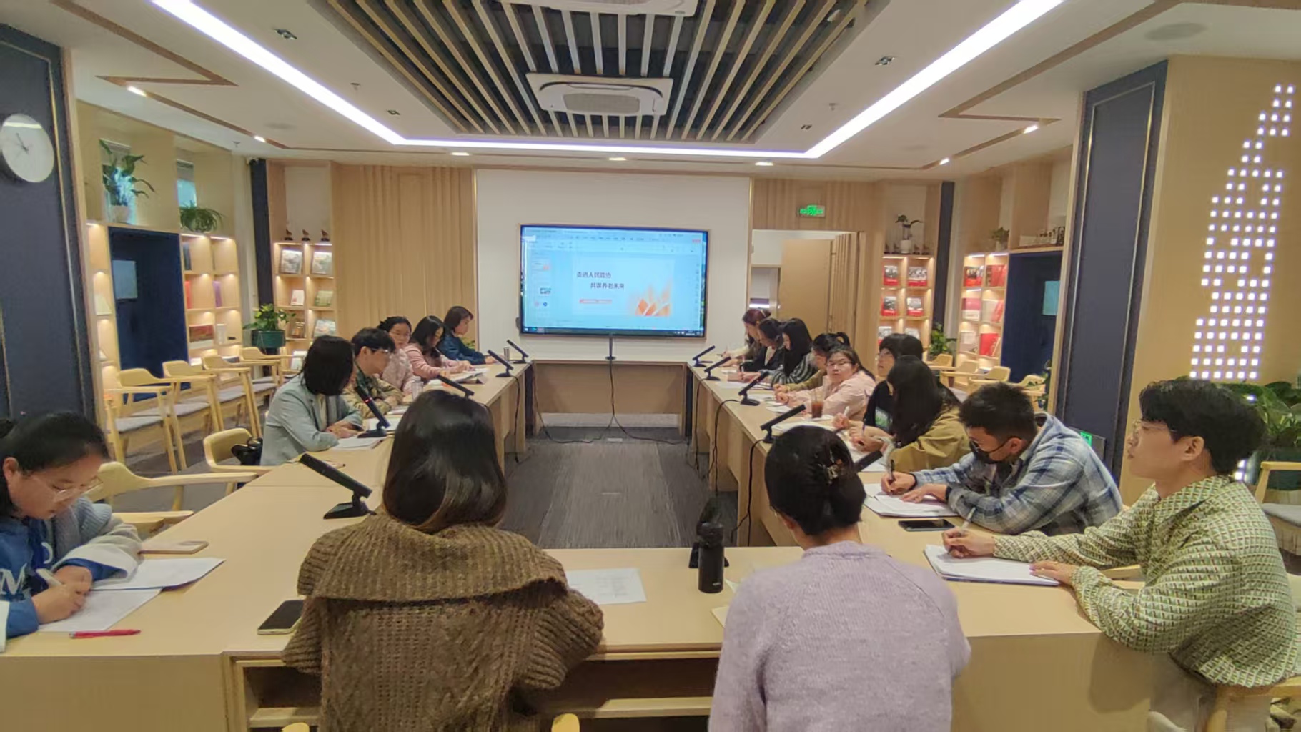 长宁区初中思政教师在实践点开展集体备课