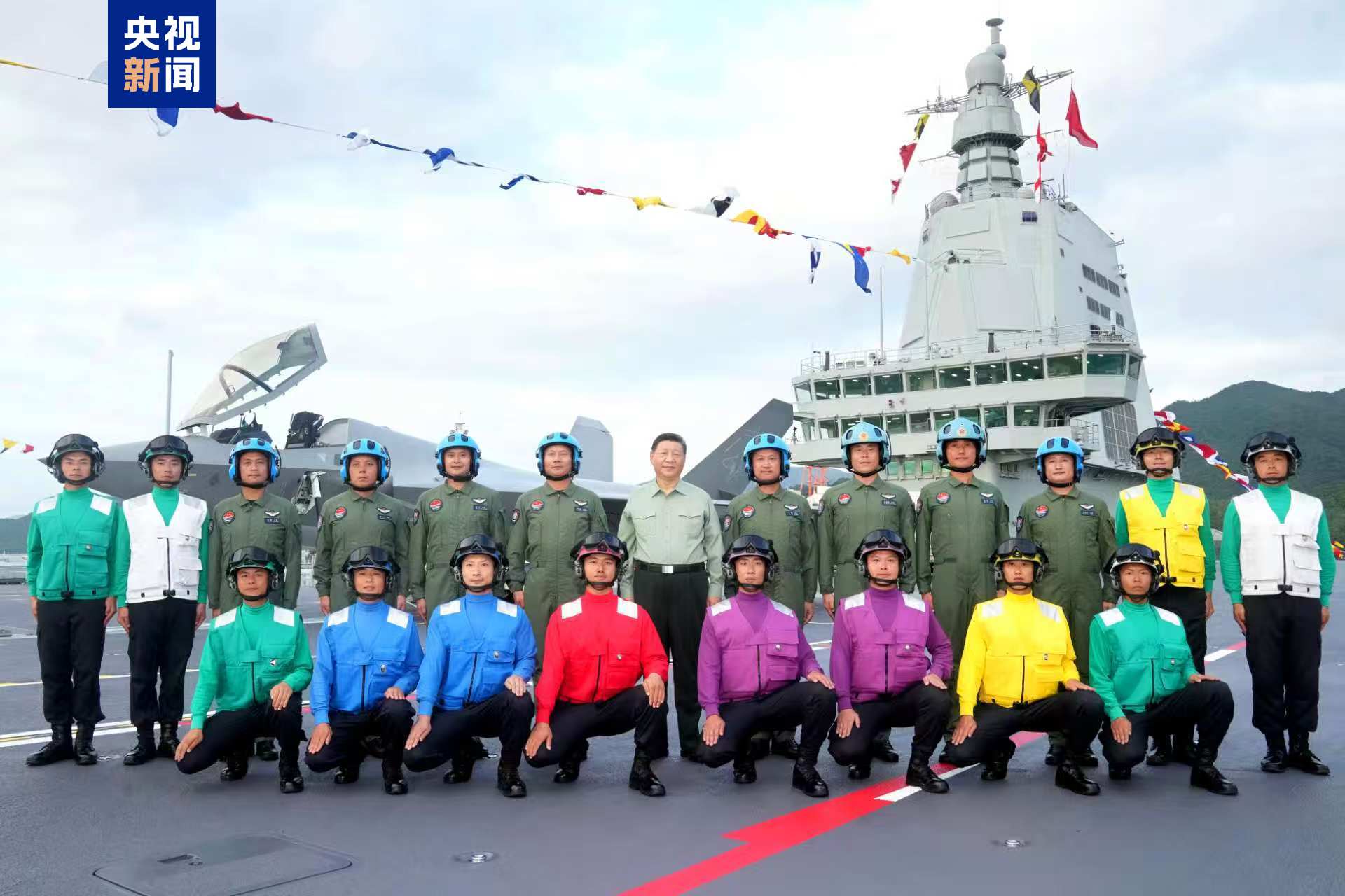 △11月5日,我国第一艘电磁弹射型航空母舰福建舰入列授旗仪式在海南三亚某军港举行。中共中央总书记、国家主席、中央军委主席习近平出席入列授旗仪式并登舰视察。这是习近平同舰载机飞行员、航空保障人员合影留念。