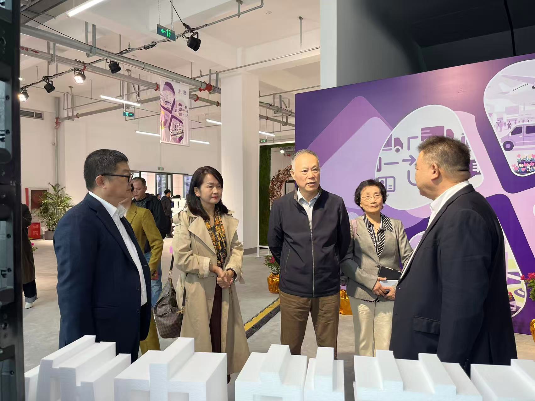 市政协农业农村委在活动中了解“云花入沪”最新情况 李若涵摄