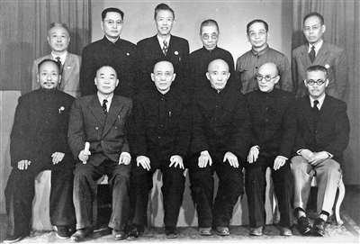 中国人民政治协商会议第一届全体会议代表无党派人士全体留影。前排左起:于力(董鲁安)、马寅初、郭沫若、符定一、李达、张奚若。后排左起:丁西林、洪深、吴有训、王之相、欧阳予倩、周谷城。