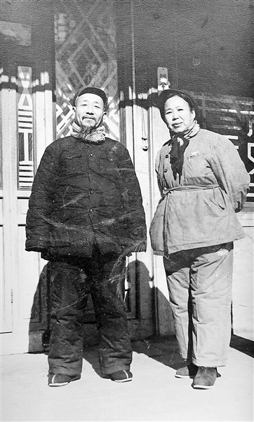 1947年,董鲁安和夫人关树芳在河北正定“华北联大”合影。