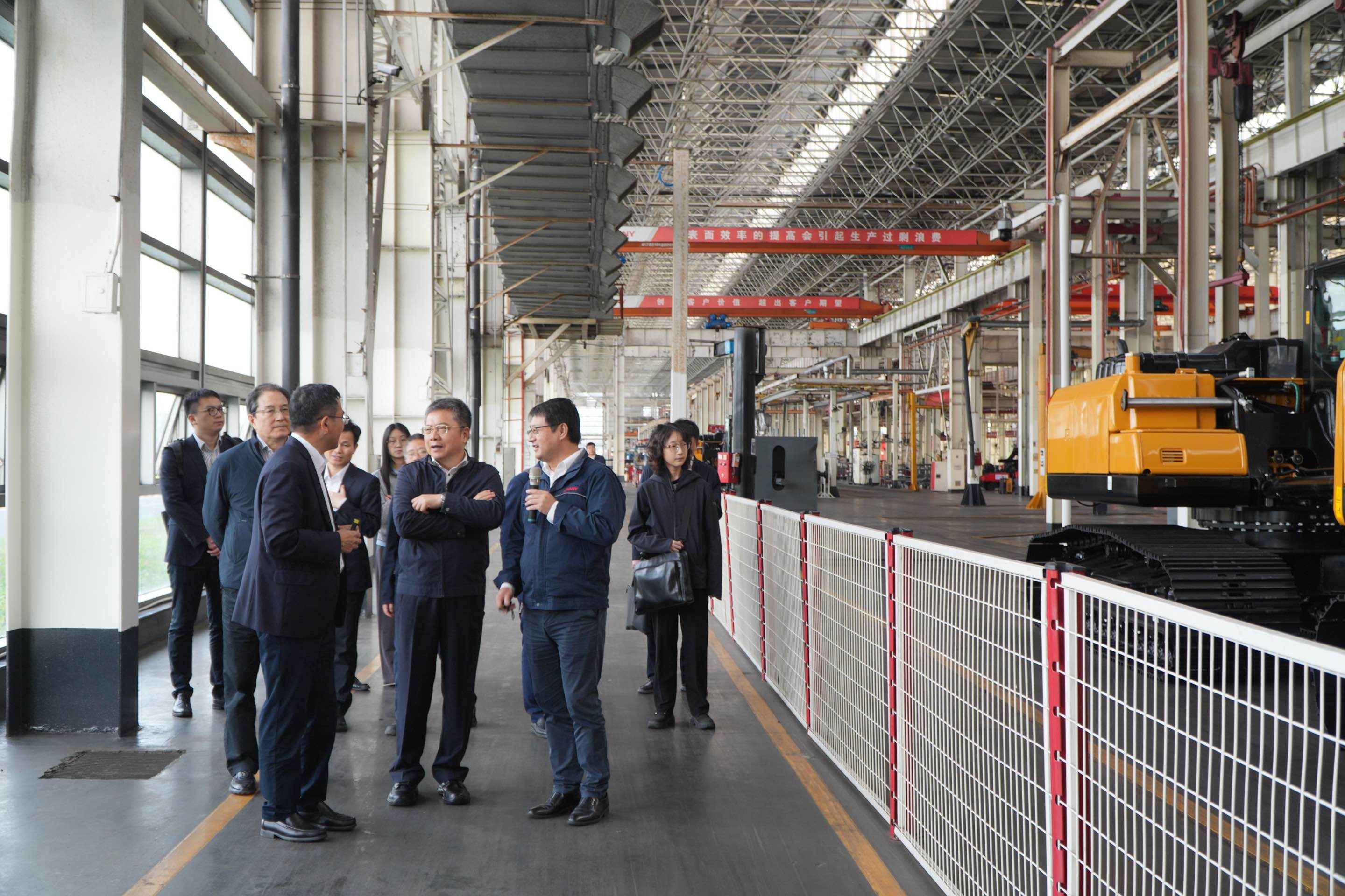 委员参观挖掘机生产线