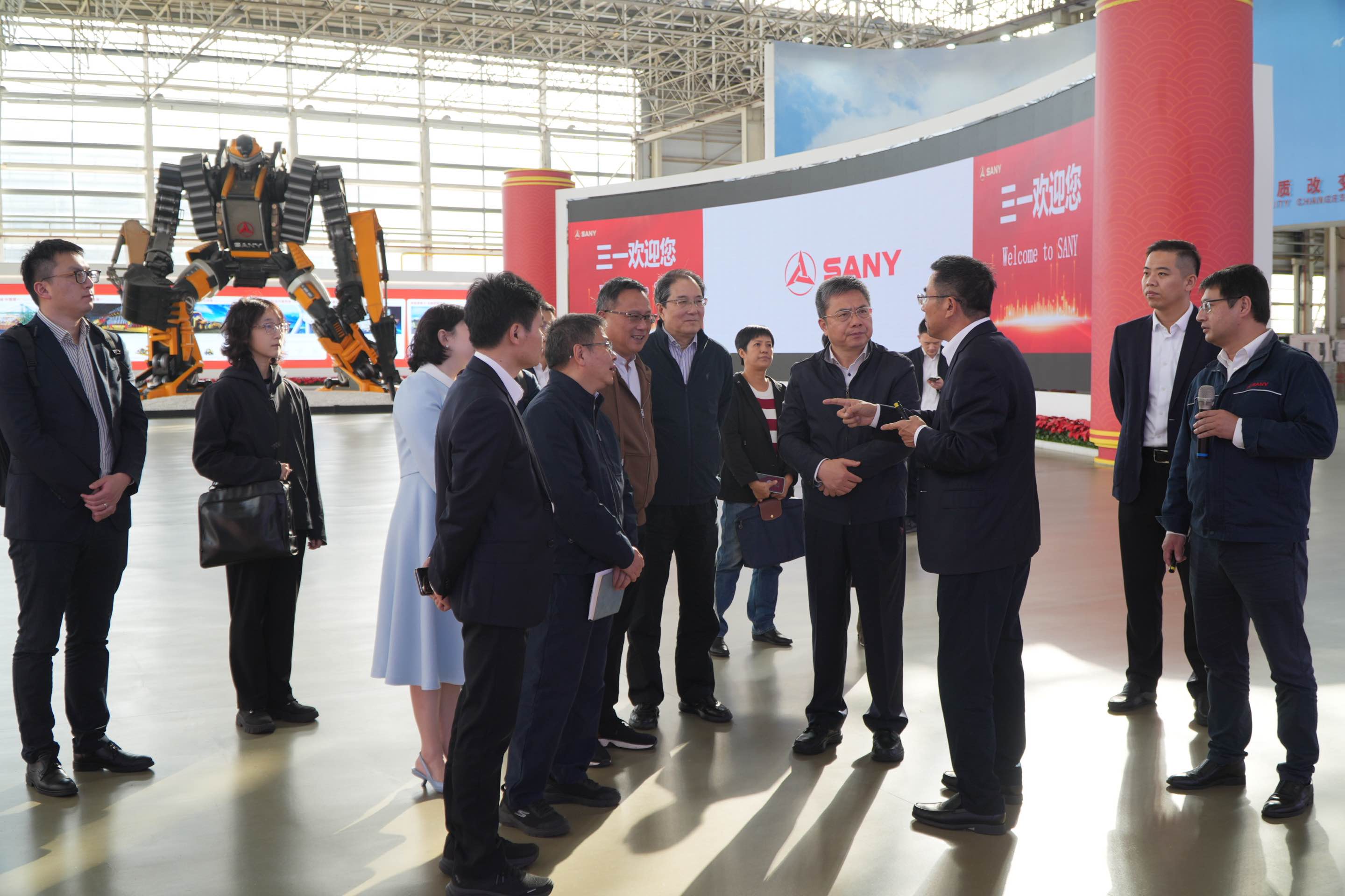 委员参观企业展厅