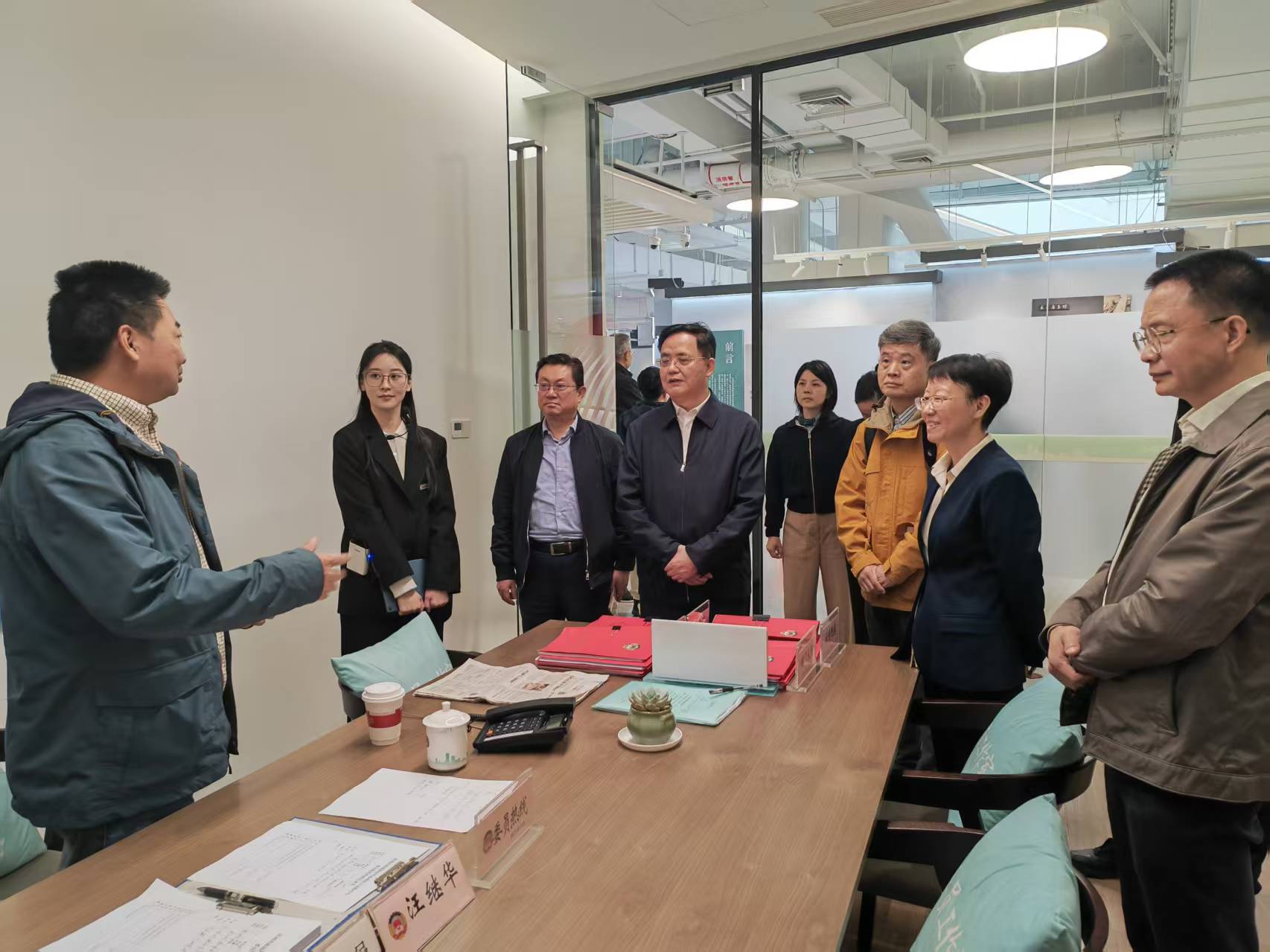 在杭州市政协新时代协商民主实践中心，与轮值政协委员交流。