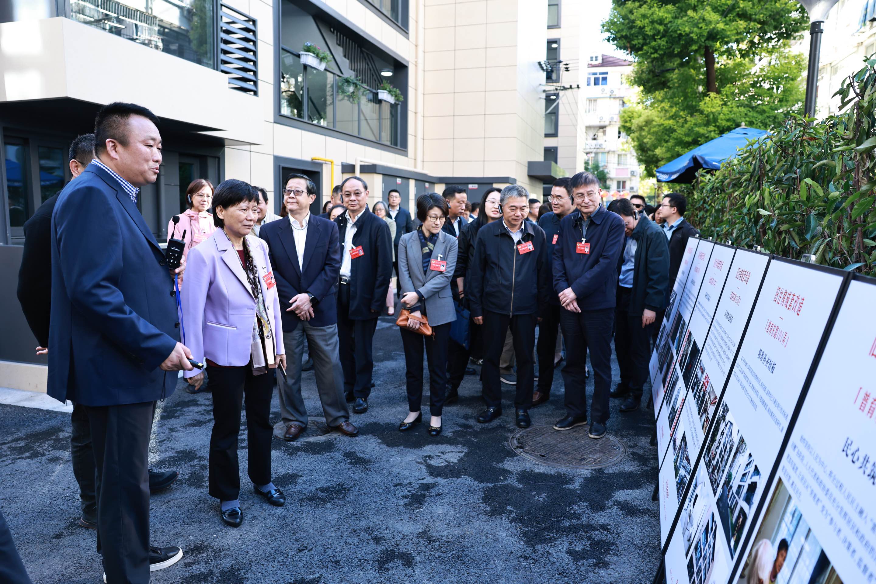 实地考察旧住房改造项目（张昊 摄）