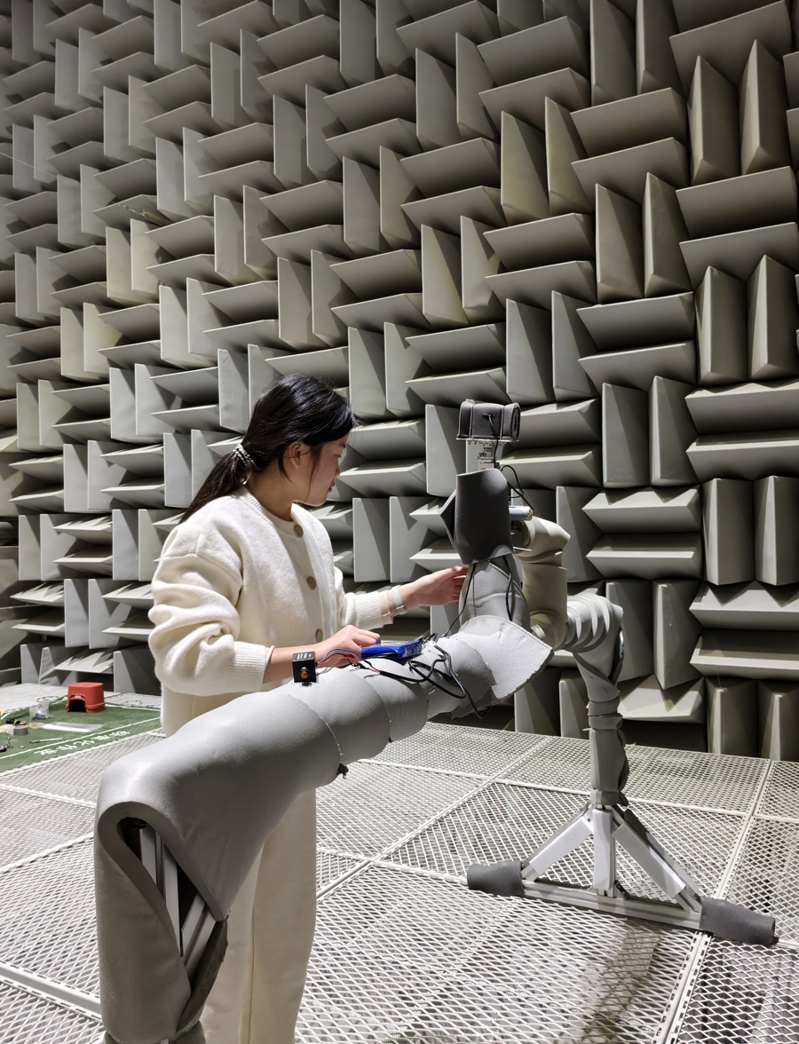 上大力工学院硕士研究生王思敏在中国空气动力研究与发展中心大型风洞开展射流PSP测量压力实验。