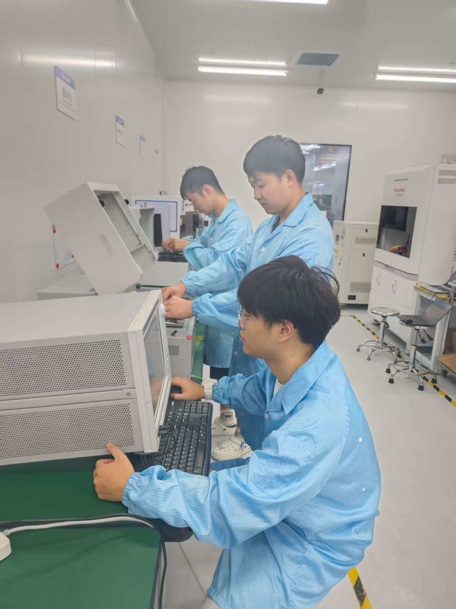 上海电机学院材料学院学生在集成电路企业住企实习。