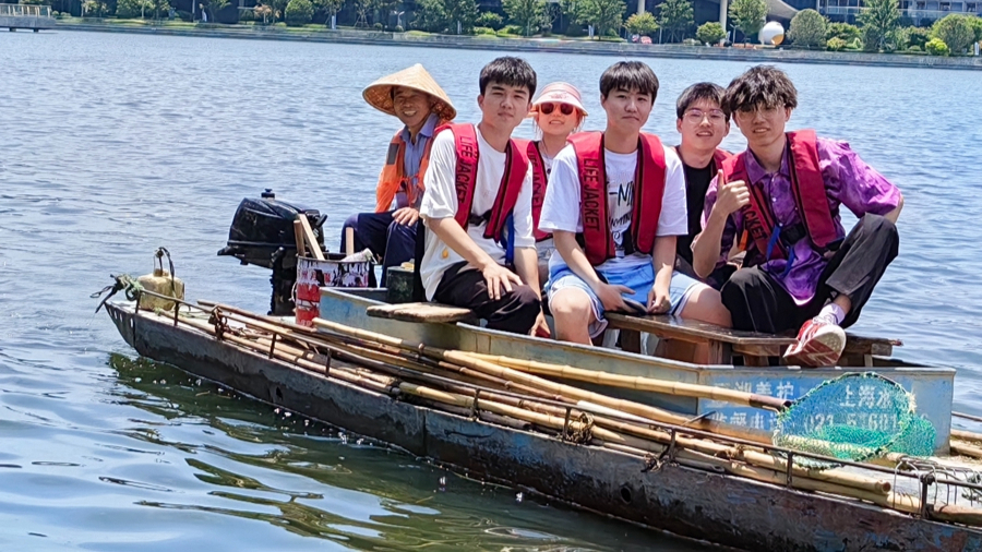 上海海洋大学学子采样“上海之鱼”。