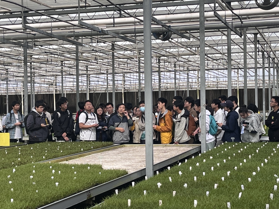 海大农林专项班学子走进鲜花港。
