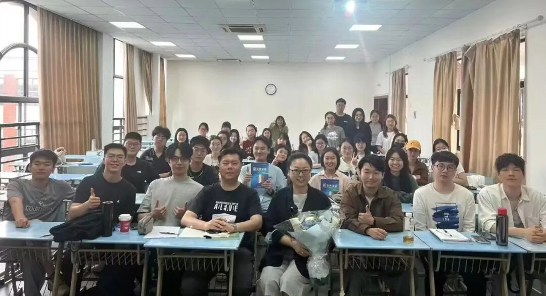 华政涉外法治学院的本科生和研究生在全国大学生法语四级考试中通过率100%、优秀率33%。