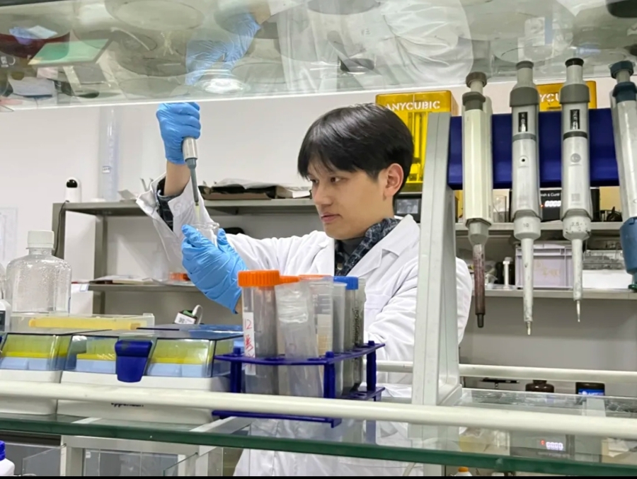 上理工“住企培养”项目学生在实验室测试企业项目。