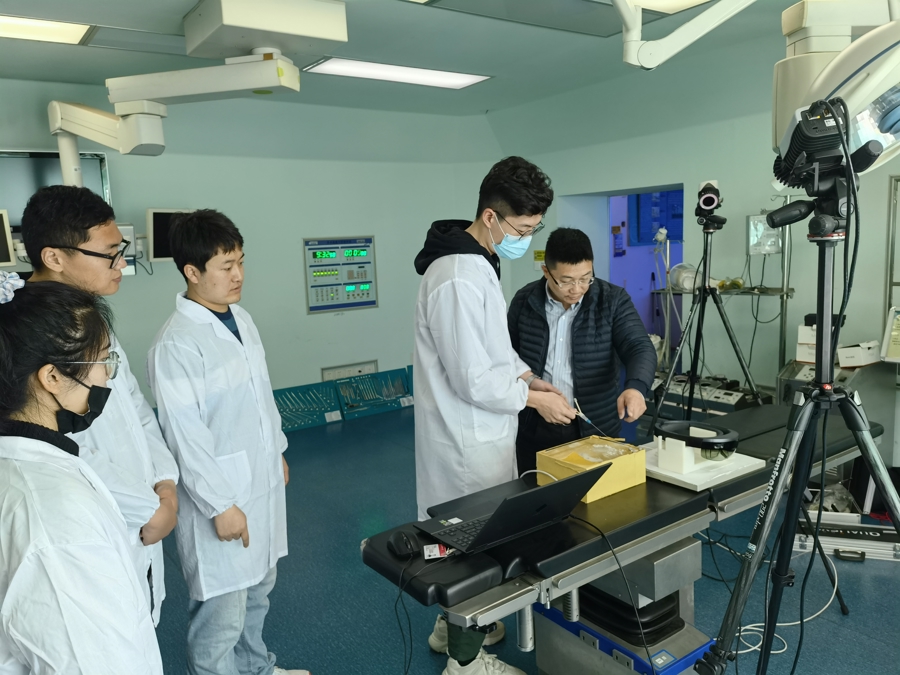 上理工健康学院学子实操医疗器械。