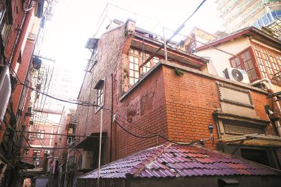 贵州路地块涉及7个零星旧改地块、239户无卫生设施户。黄浦区创新“零星抽户”模式,腾出空间解决居民“拎马桶”问题。上图是贵州路198弄居住环境