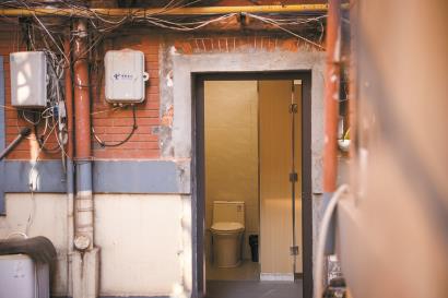 弄内新设的一处卫生间。记者 海沙尔 摄