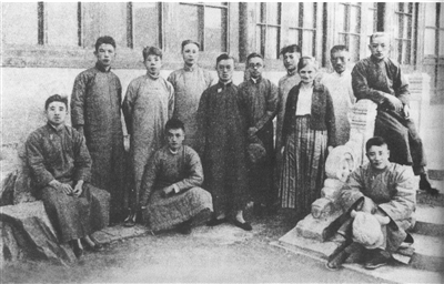 ▲1922年梁思成(后排右五)在清华大学与该校美术社成员、教师合影。