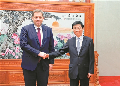 11月18日，中共中央政治局常委、全国政协主席王沪宁在北京会见德国社会民主党联合主席、联邦副总理兼财政部长克林拜尔率领的代表团。