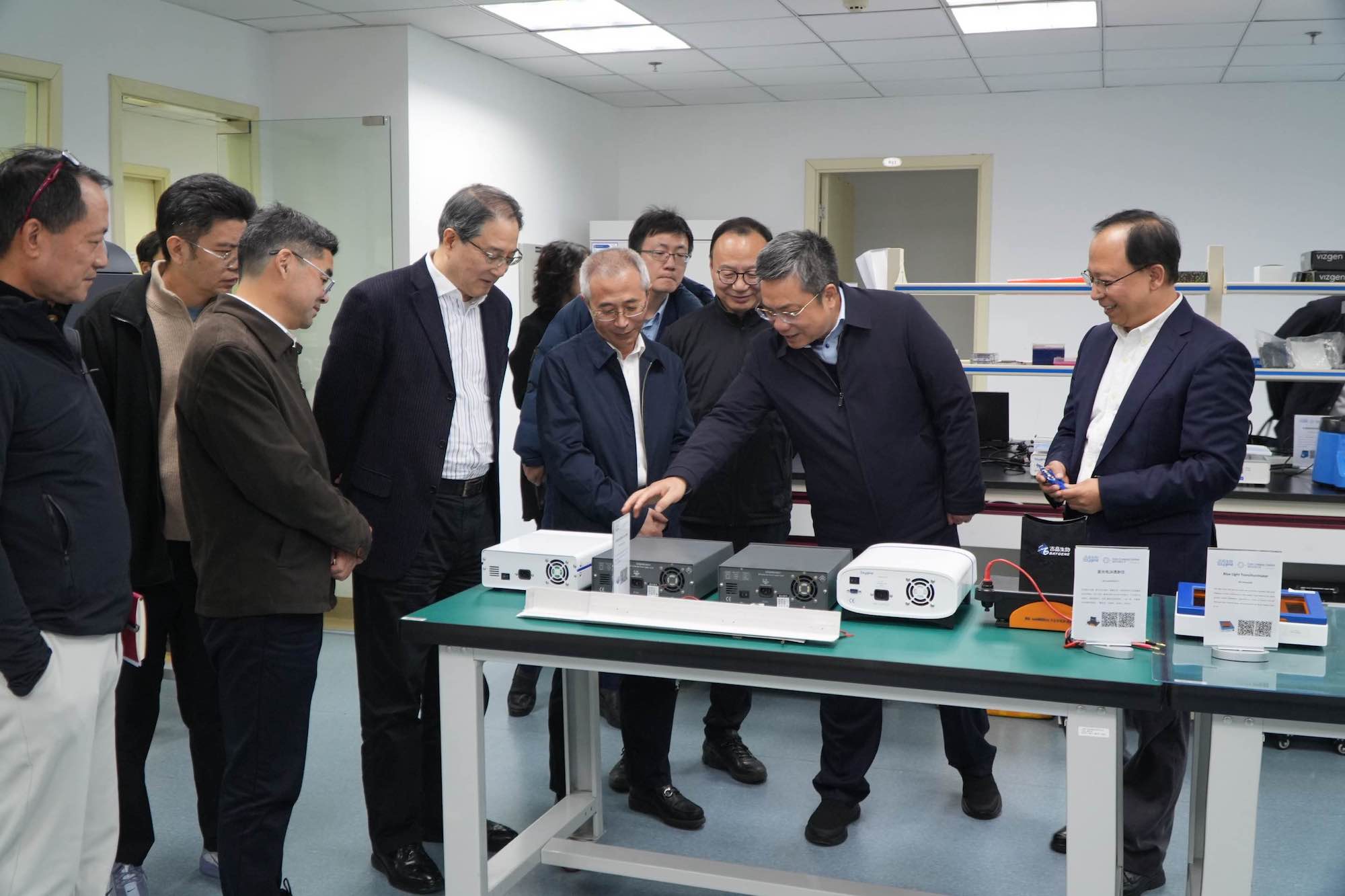 参观基因科技实验室