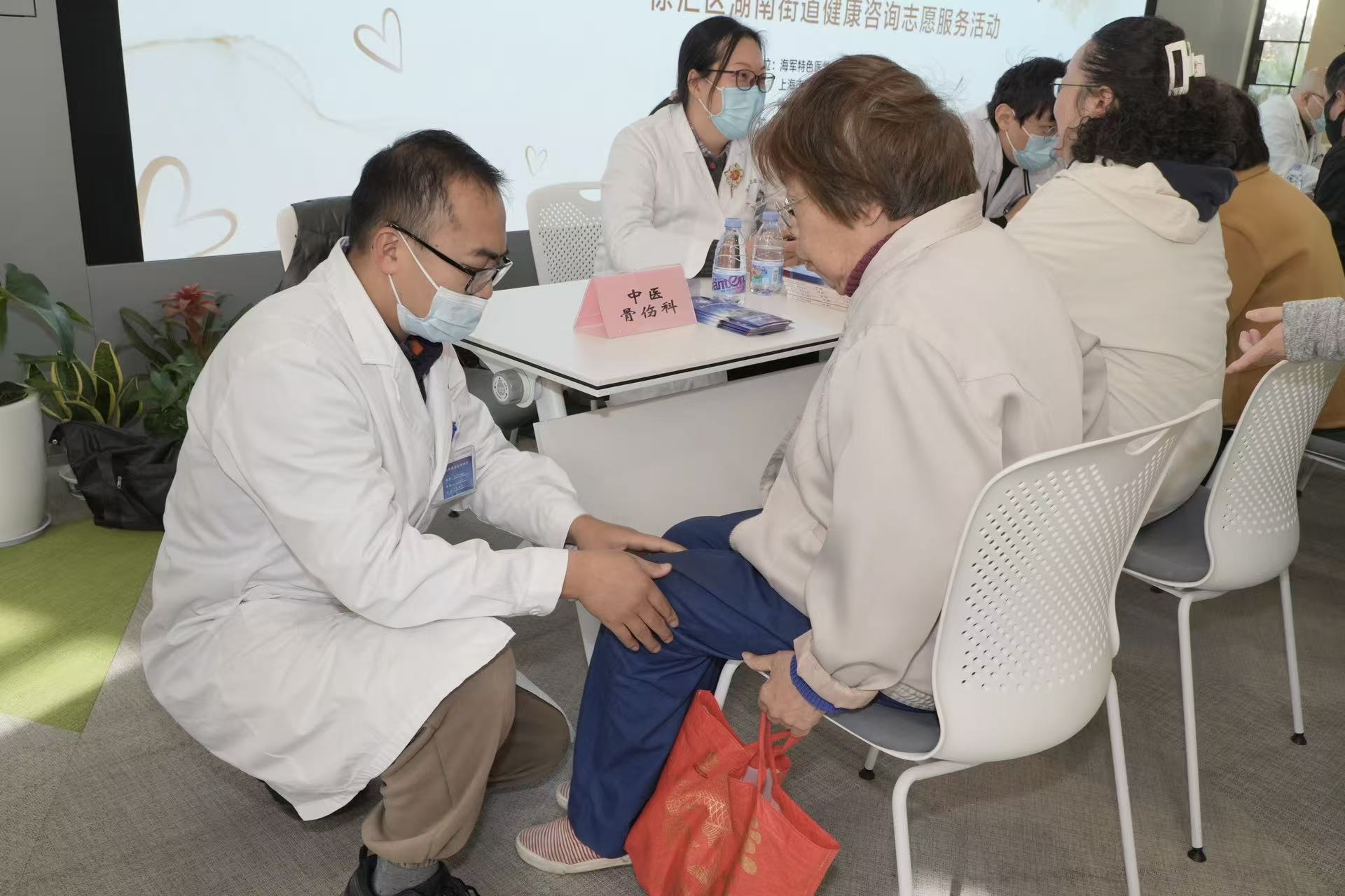 医生给居民做触诊