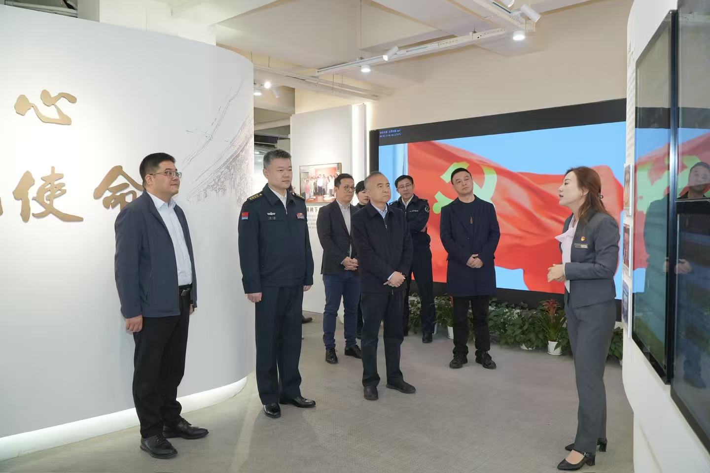 参观调研湖南街道党群服务中心