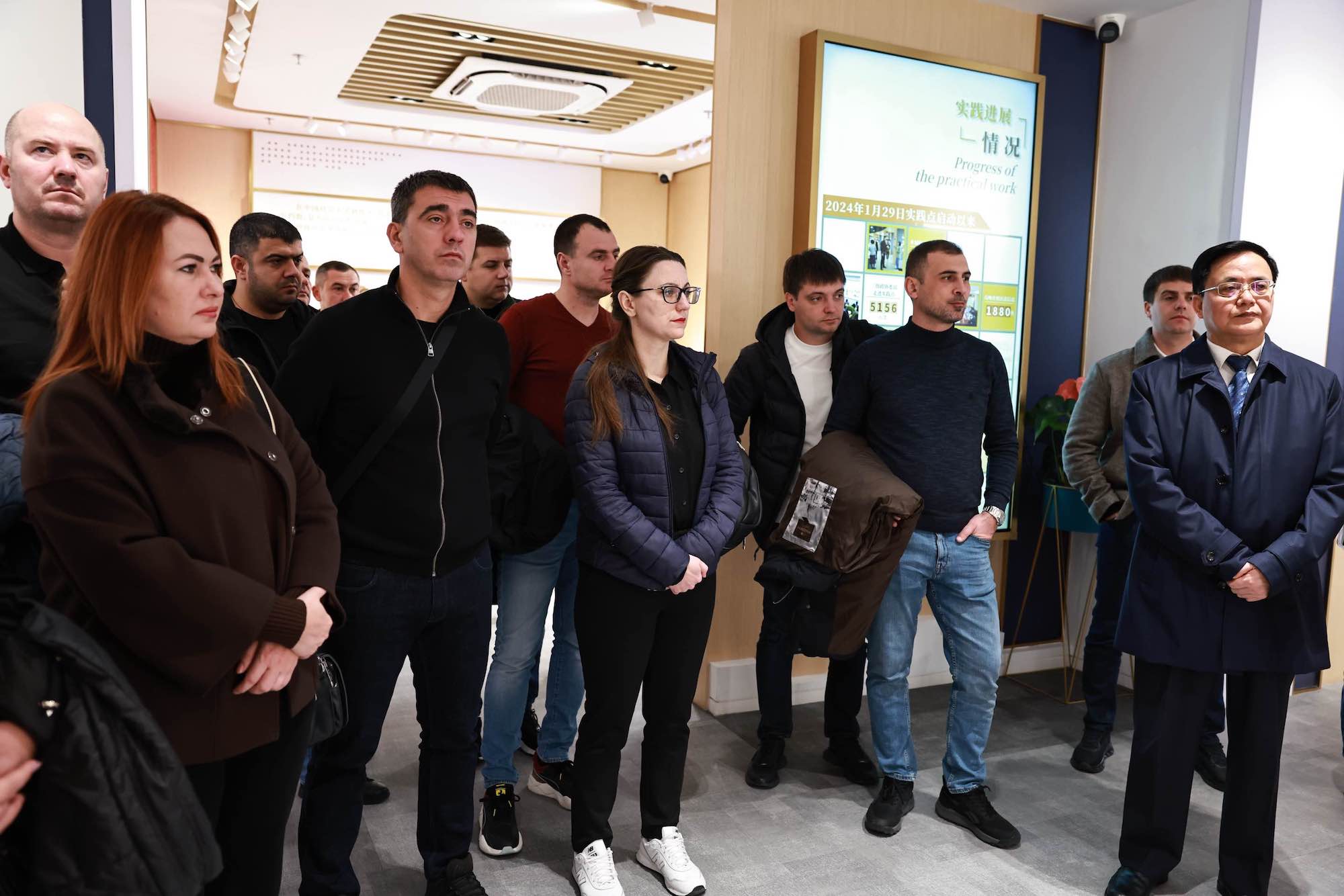 参观全过程人民民主实践点展厅 张昊摄