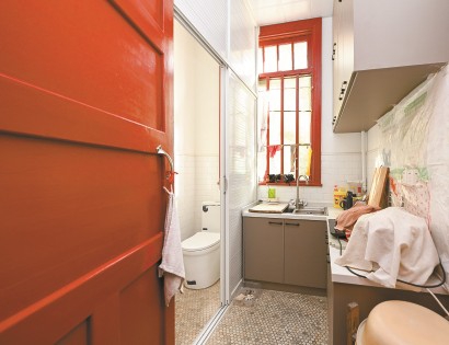 左侧是上海市杨浦区长海路街道居民家中安装的抽水马桶。 新华社发