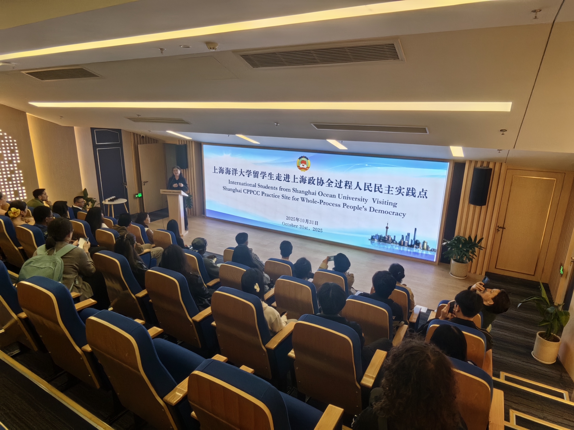 江敏向留学生介绍十四届市政协把深入践行全过程人民民主、发展协商民主作为履职重点，努力在完善全链条有序参与中汇聚民意、在扩大全方位协商议事中汇聚民智、在实现全覆盖团结各界中汇聚民心，创新开展的一系列探索实践。 摄影：董潇韩