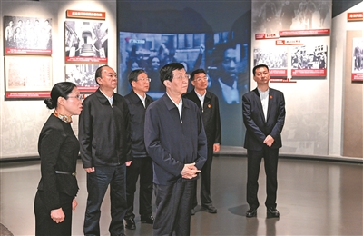 11月21日至23日，中共中央政治局常委、全国政协主席王沪宁在广东深圳、惠州调研。这是11月23日，王沪宁在惠州参观东江纵队纪念馆。新华社记者 殷博古 摄